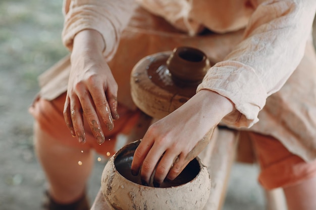 Foto potter maakt een pot van klei