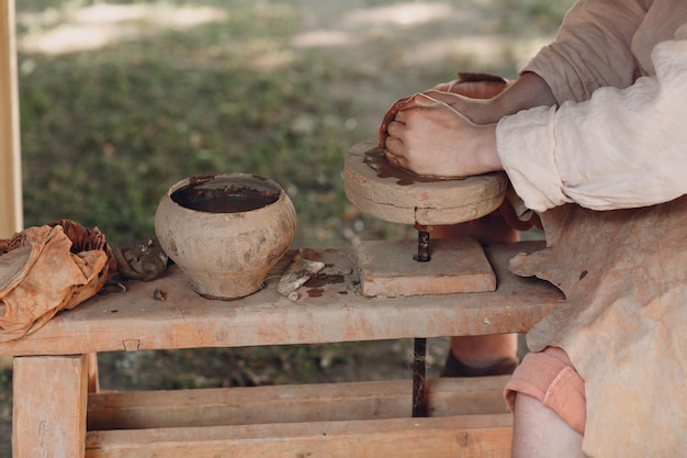 Potter maakt een pot van klei