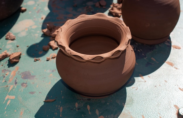 Photo potter shaping up the clay