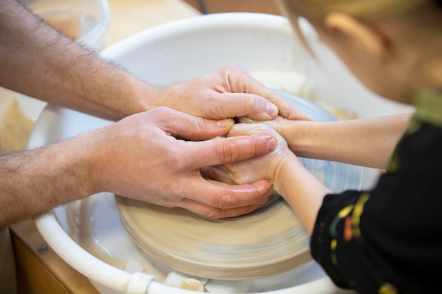 Foto il vasaio insegna il mestiere al bambino