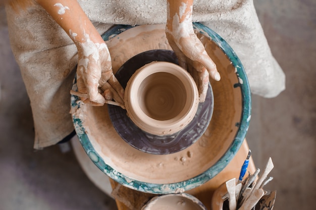 Фото Поттер учит, как сделать глиняный горшок