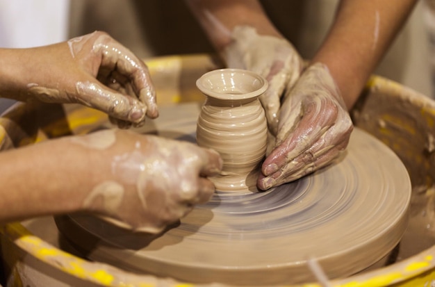 Potter vormgeven van klei op het aardewerk wiel