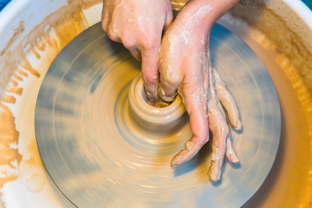 Pottering: creazione di una tazza di argilla in corso.