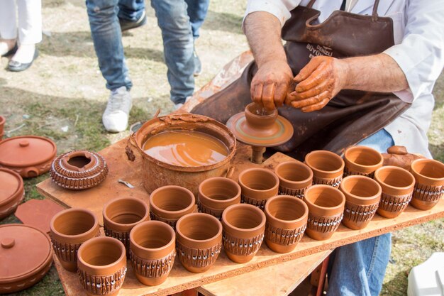 粘土を形作る陶工の手