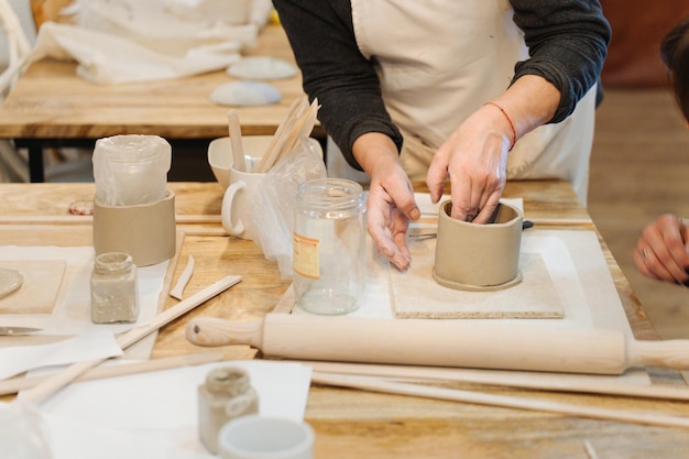 写真 陶器 クラス 女性 の 友人 たち が 陶器 を 作る