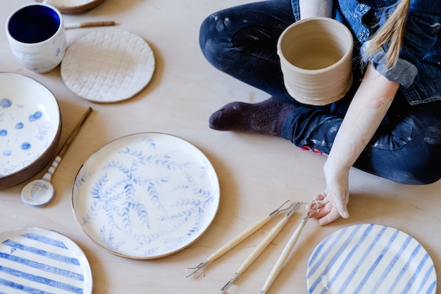 写真 陶器。クリエイティブな趣味。手作りの食器。塗装されたシンプルなデザインのクラフト粘土プレート