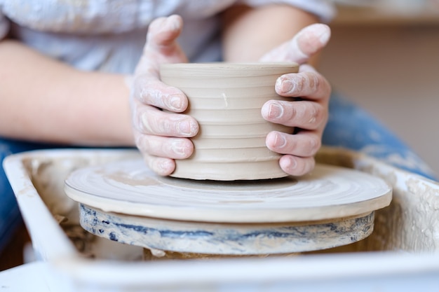 陶芸工房。手作りの工芸品。ろくろで粘土を形成し、形作る職人