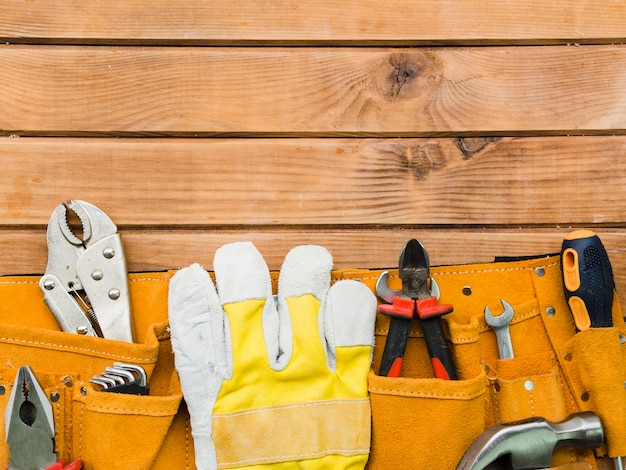 写真 テーブルの上の大工の道具とポーチ