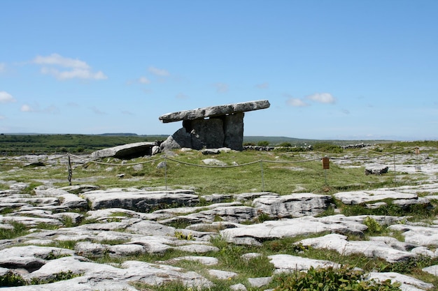 Photo poulnabrone dolmen against sky