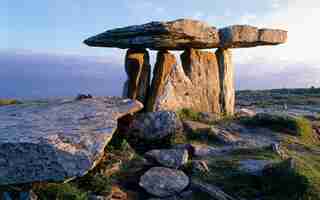 Photo poulnabrone dolmen in the burren county clare ireland