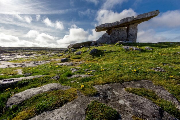 Photo poulnabrone dolmen tomb burren coclare ireland