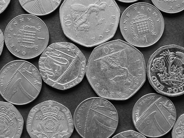 Фото Монеты фунта соединенного королевства в черно-белом цвете