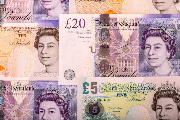 ポンド通貨、お金、紙幣。イギリスの通貨。異なる価値の英国紙幣が互いに積み重なっています。