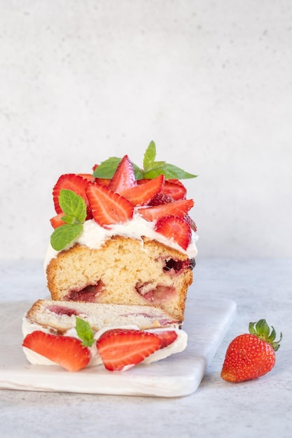 Pound loaf cake with strawberry and mint