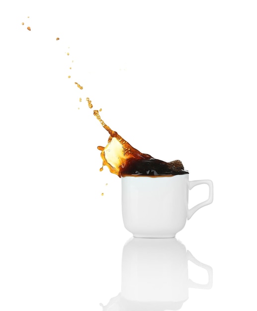 Photo pour coffee into cup with splash isolated on white