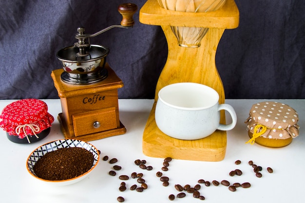 Versare sopra la caffettiera, la tazza di caffè e la tazza, riprese in studio