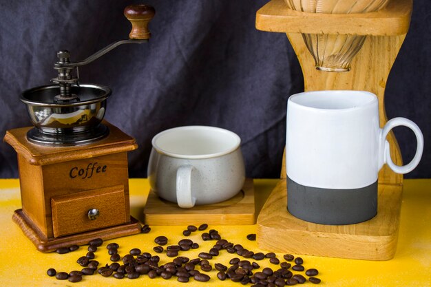 Versare sopra la caffettiera, la tazza di caffè e la tazza, riprese in studio