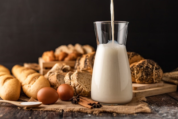 Pour the milk in a glass bottle placed on the sack