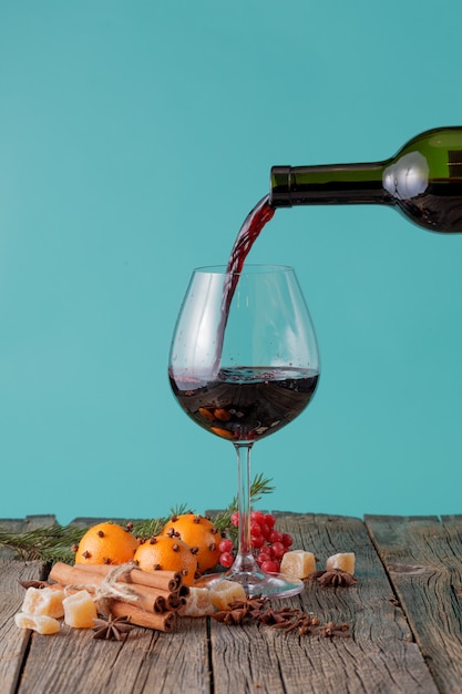 Налейте красное вино в бокал