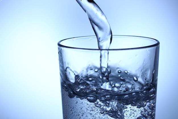 グラスに水を注ぐ