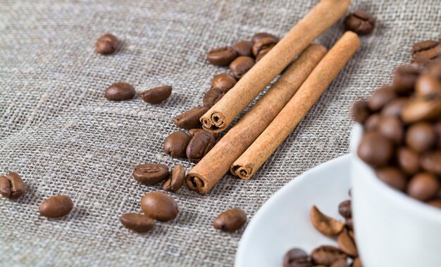 Foto versate in una tazza bianca chicchi di caffè tostati molto gustosi