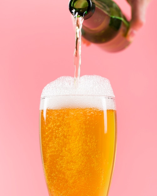 Photo pouring beer in glass