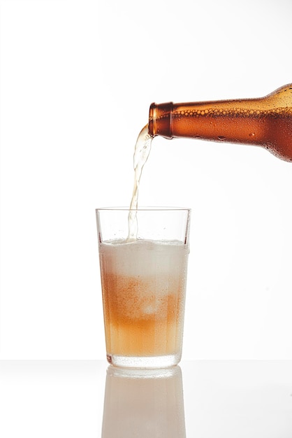 Photo pouring beer in a glass