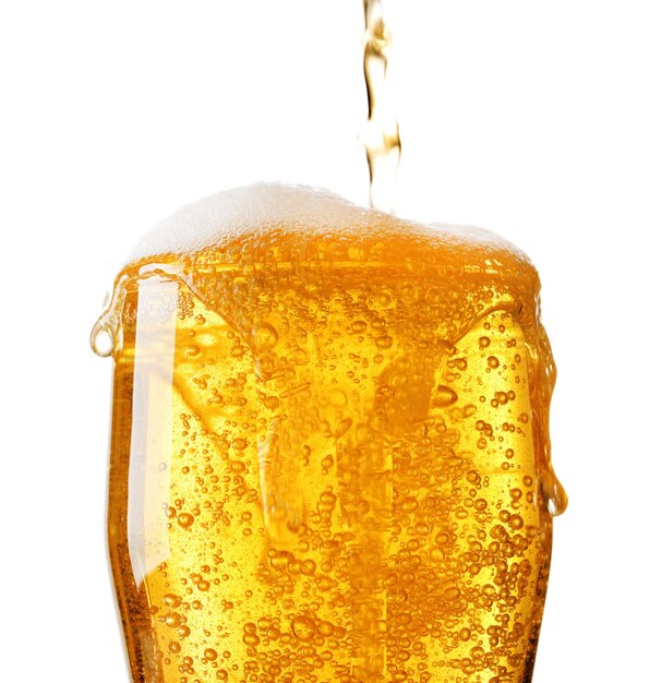 白い部分に分離されたグラスにビールを注ぐ