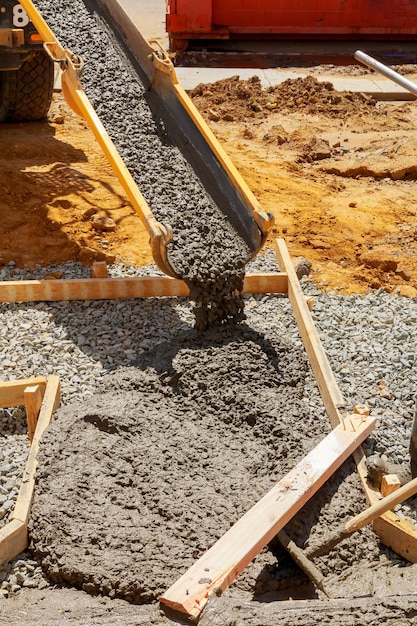 Pouring cement concrete process to apartment building