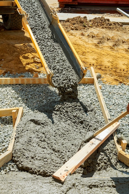 집에서 도로로 포장 된 시멘트 쏟아져