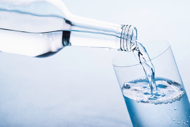 ガラスに澄んだ水を注ぐ。水ガラス瓶