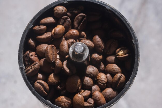 Foto versando i chicchi di caffè nel macinacaffè