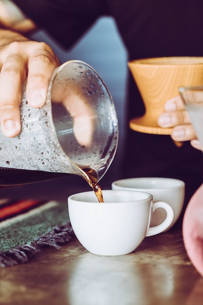 カップにコーヒーを注ぐ