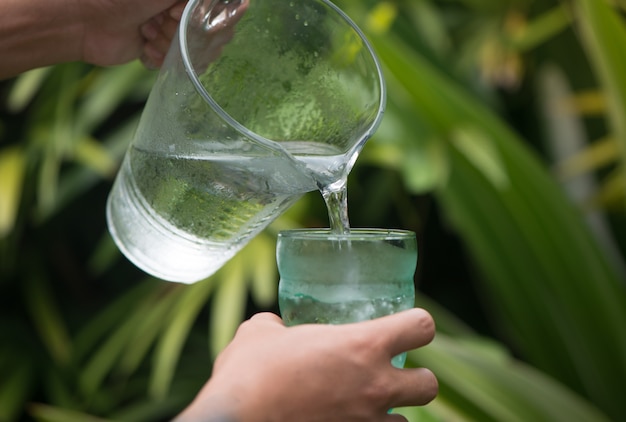 Выливание питьевой воды в стекло
