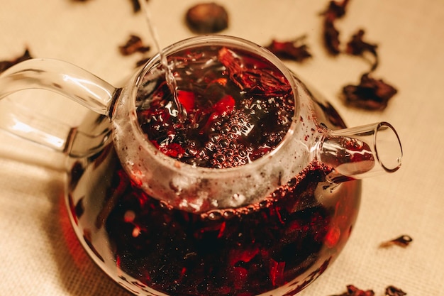 Налить кипяток в стеклянный чайник Чай розового цвета