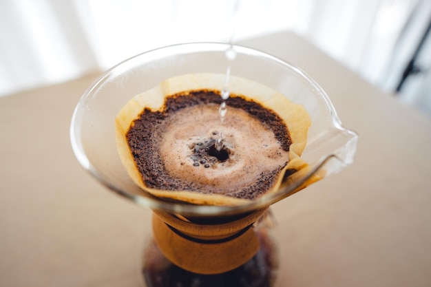 드립 커피에 뜨거운 물을 붓는다.