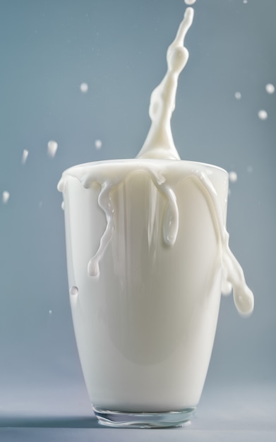 Photo pouring milk into a glass