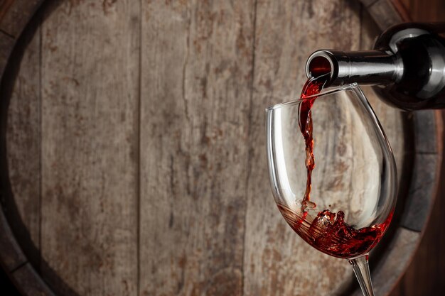 Photo pouring red wine in glass