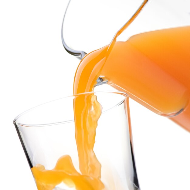 Photo pouring refreshing orange juice into a glass