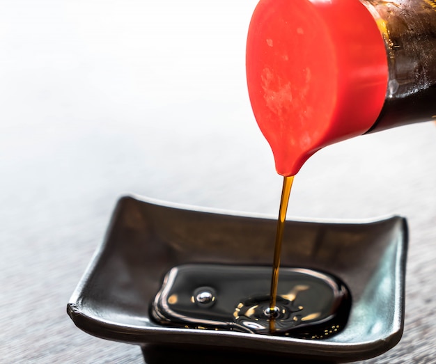 Photo pouring soy sauce