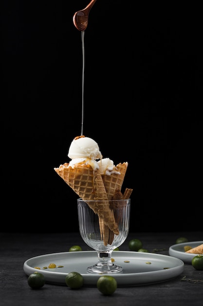 Photo pouring topping on ice cream cones