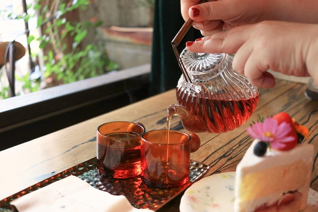 Photo pouring two cups of tea