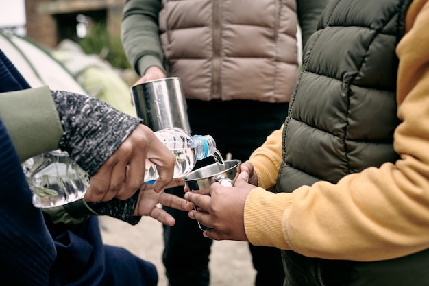 Versare acqua ai bambini