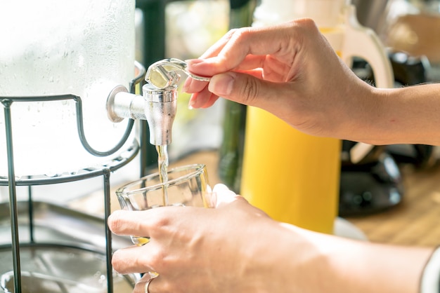 Versando acqua in un bicchiere