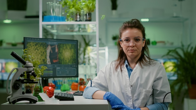 Photo pov of biologist researcher woman with medical equipment