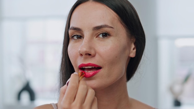 Foto pov dame lippen make-up bereidt zich voor op bad portret glimlachende vrouw die lippenstift aanbrengt