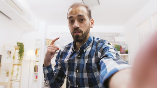 Pov jonge influencer die met het publiek praat vanuit zijn vlogs. creatieve en vrolijke man.