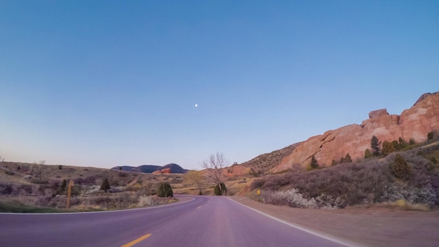 POV oogpunt - Rijd naar Red Rocks Amphitheatre bij zonsopgang.