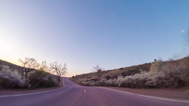 POV oogpunt - Rijd naar Red Rocks Amphitheatre bij zonsopgang.