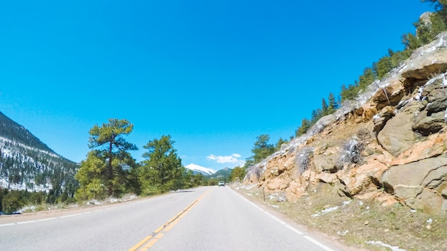 POV oogpunt -Rijden door Rocky Mountain National Park in de lente.